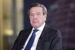 «Газпром» заменит зятя Назарбаева на экс-канцлера Германии в совете директоров