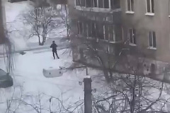 Россиянин открыл стрельбу по прохожим из окна