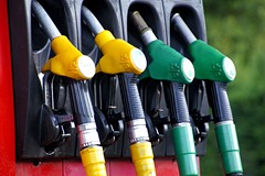 Эксперт объяснил цены на бензин в России и США