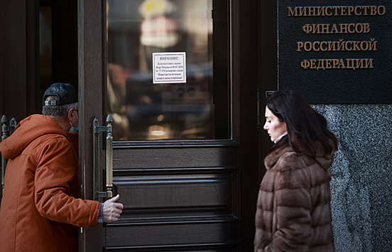 Доходы российского бюджета начали догонять расходы в марте