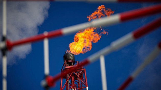 Средняя цена нефти Urals за год снизилась почти вдвое