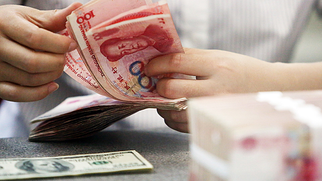 Юань стал самой торгуемой валютой в России