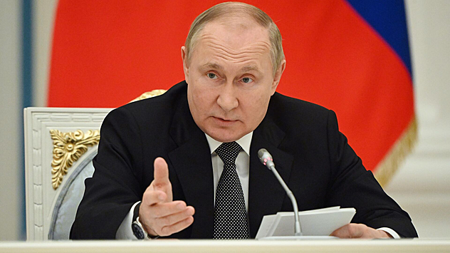 Путин призвал не успокаиваться по поводу спасения экономики РФ