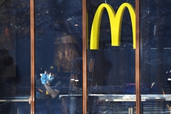 Объявивший о закрытии «Макдоналдс» открылся в двух городах России